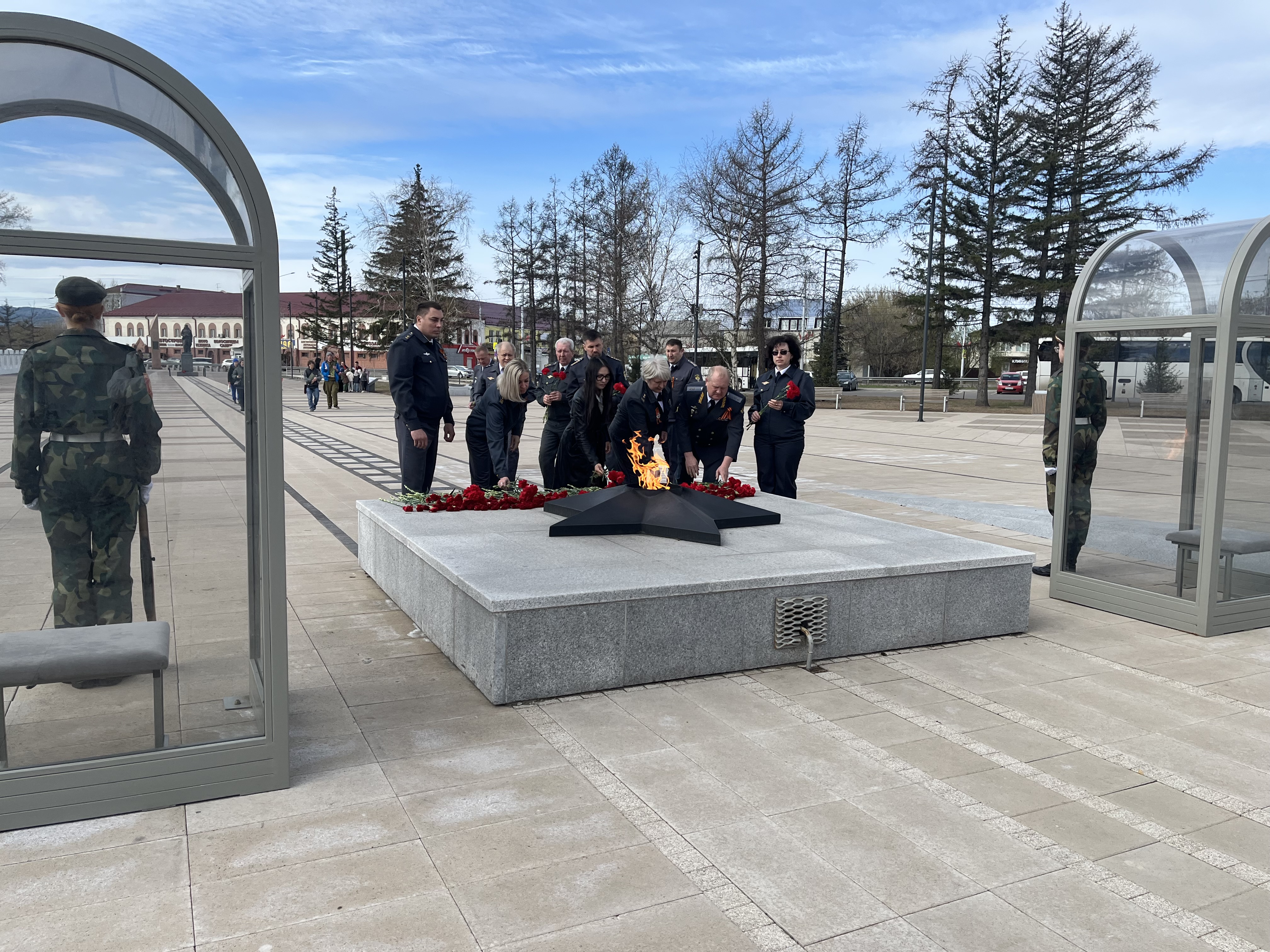 В честь 81-й годовщины Победы: сотрудники МТУ Ространснадзора по СФО возложили цветы к Вечному огню в Красноярске